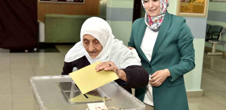 112 yaşında yürüyerek oy vermeye geldi