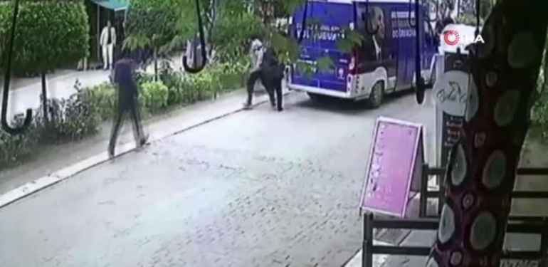 Balıkesir’de AK Parti seçim aracına atak kamerada