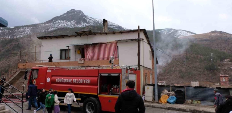 Birebir anda şarj edilen 3 cep telefonu yangına sebep oldu