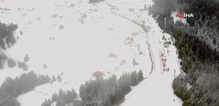 Gümüşhane yaylalarında kar ve sis görüntüleri bu türlü görüntülendi