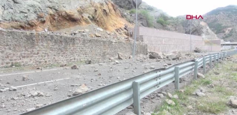 Gümüşhane’de Heyelan: Kara Yolu Ulaşıma Kapandı