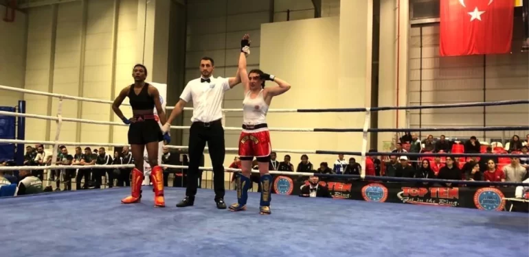 Gümüşhaneli Feyzanur Azizoğlu, Kick Boks Dünya Şampiyonu Oldu
