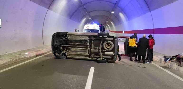 Hafif ticari araç tünel içinde yan yattı: 2 yaralı