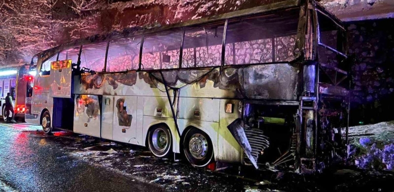 Polisleri taşıyan otobüs Zigana Dağı’nda alev aldı