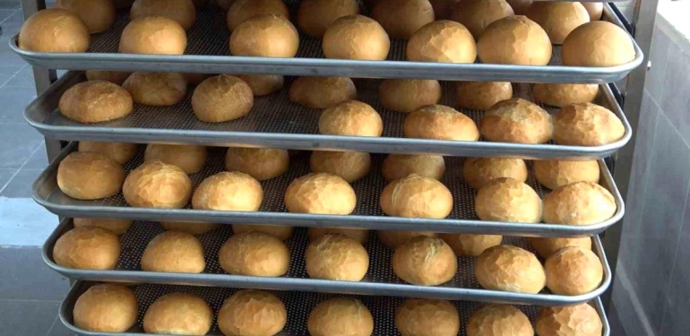 Sarsıntı nedeniyle eğitime orta verilen okullar depremzedeler için ekmek üretim merkezi oldu