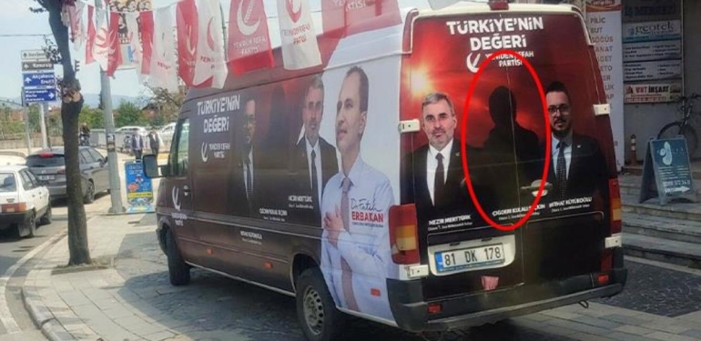 Tekrar Refah Partisi seçim aracında bayan adayın yüzünü kararttı! Yansılar sonrası açıklama geldi