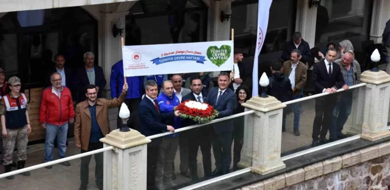 Gümüşhane’de Etraf Haftası kapsamında Harşit Çayı’na çelenk bırakıldı