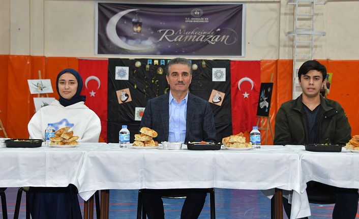 Gümüşhane protokolü iftarını gençlerle yaptı #haberi, #haberleri, #Gümüşhane #haber