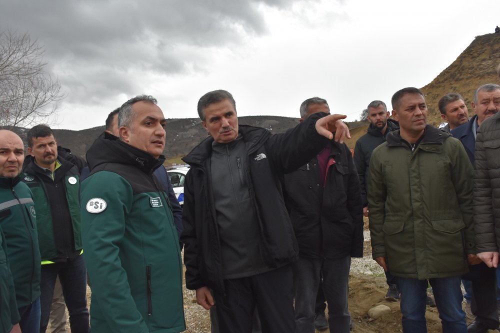 Erzincan yolunda heyelan çalışması devam ediyor #haberi, #haberleri, #Gümüşhane #haber