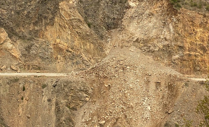 Gümüşhane-Tirebolu karayolunda heyelan yolu kapattı #haberi, #haberleri, #Gümüşhane #haber
