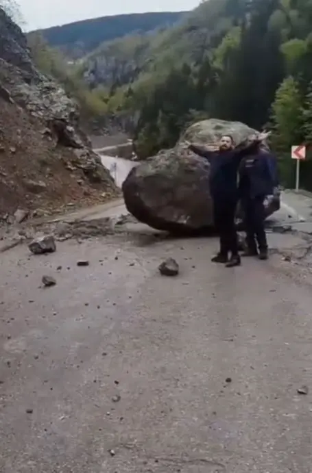 Gümüşhane'de Heyelan: Dev Kaya Yolu Kapatıp Arkadaş Grubunu Tehlikeye Sürükledi