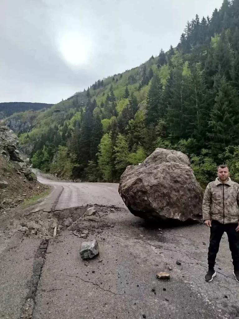 Gümüşhane'de Heyelan: Kaya Parçası Yola Düştü, Arkadaş Grubu Son Anda Kurtuldu