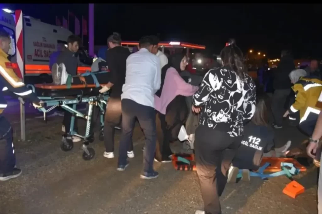 Gümüşhane'de Otomobil Kazası: 2 Yaya ile 11 Kişi Yaralandı