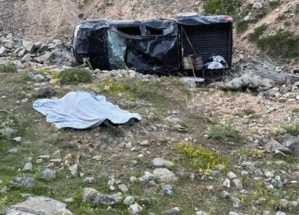 Kürtün'de Kamyonet Kazası: 1 Ölü, 5 Yaralı
