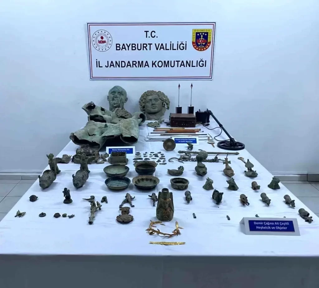 Bayburt ve Gümüşhane'de Tarihi Eser Kaçakçılığına Operasyon: 156 Obje Ele Geçirildi