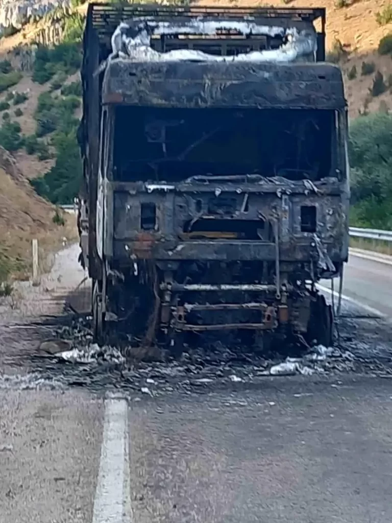Gümüşhane'de Çekici Yangında Kulanılamaz Hale Geldi