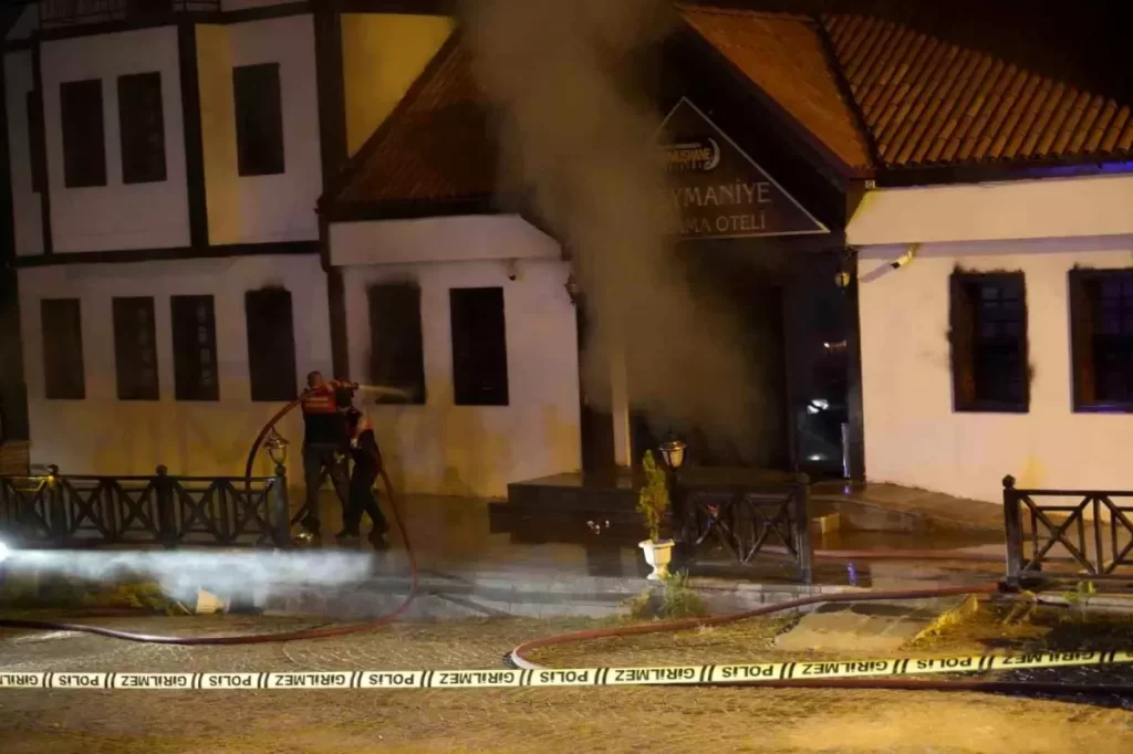 Gümüşhane'de Otelde Yangın Paniği: 12 Kişi Güvenle Tahliye Edildi