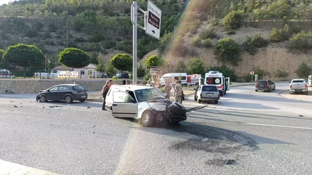 Gümüşhane'de Zincirleme Trafik Kazası: 7 Yaralı