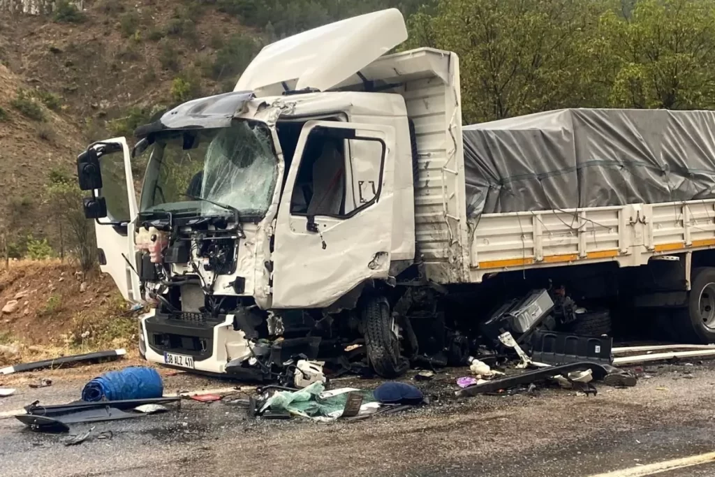 Gümüşhane'de Trafik Kazası: 1 Sürücü Ağır Yaralı