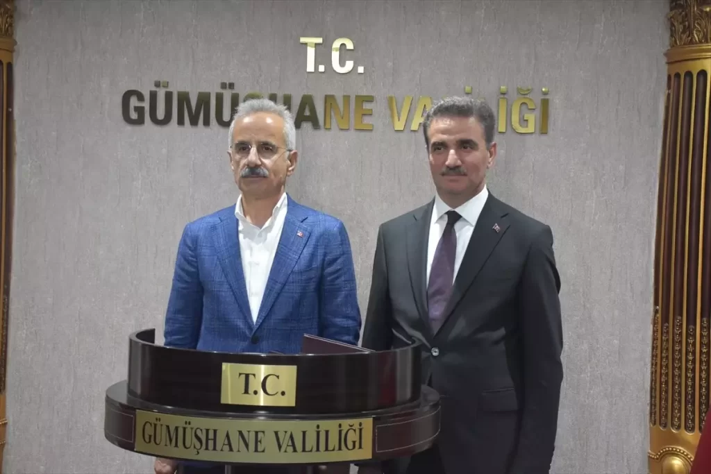 Ulaştırma ve Altyapı Bakanı Uraloğlu Gümüşhane'de ziyaretlerde bulundu
