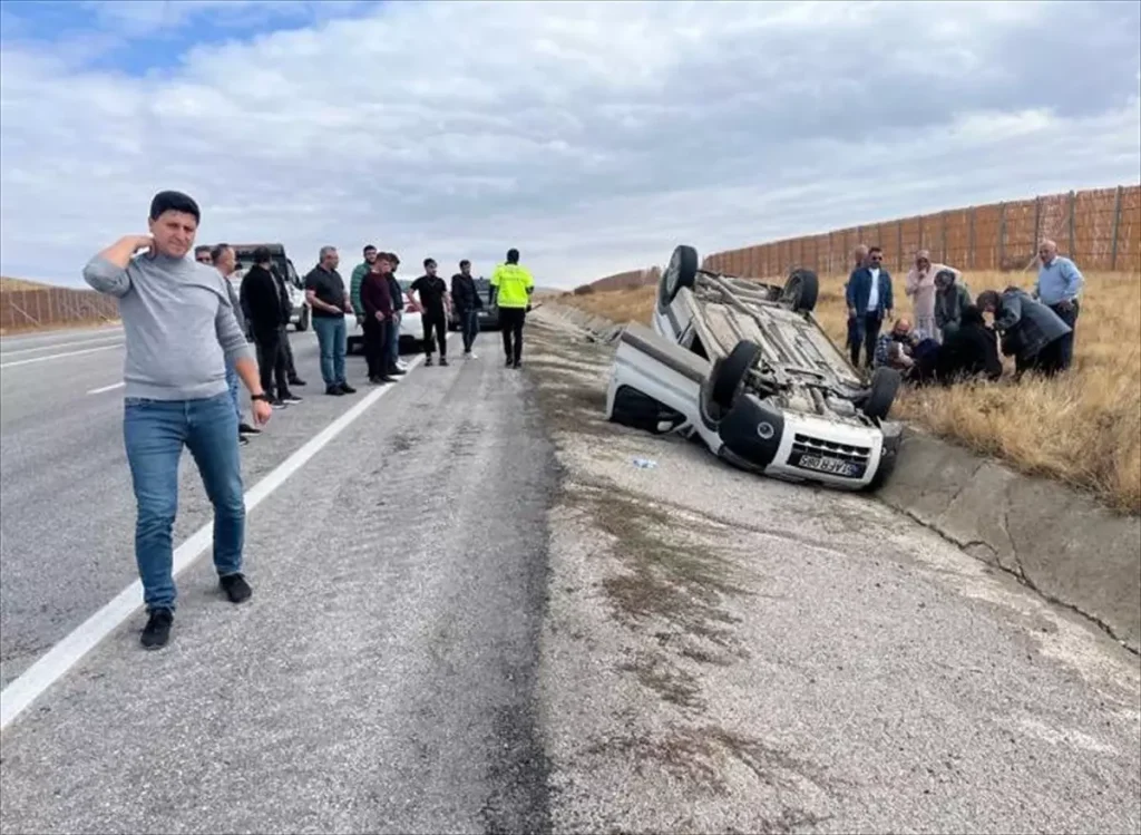 Erzincan'da Takla Atan Araçta 1'i Ağır 4 Yaralı