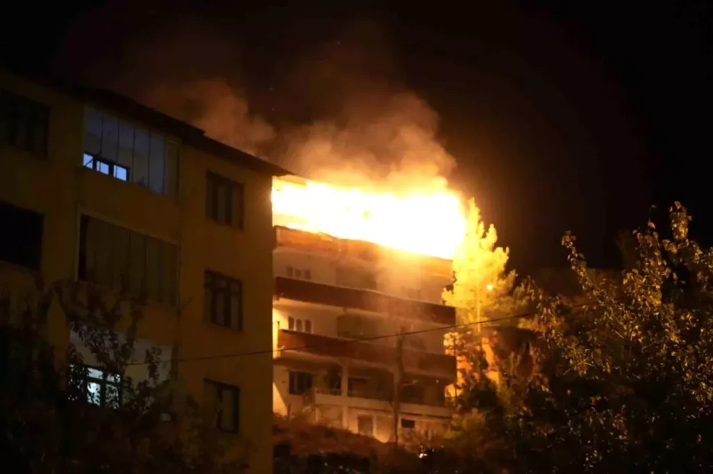 Gümüşhane'de 4 Katlı Binanın 3. Katında Yangın Çıkmış Olup, Olayda Can Kaybı Yok
