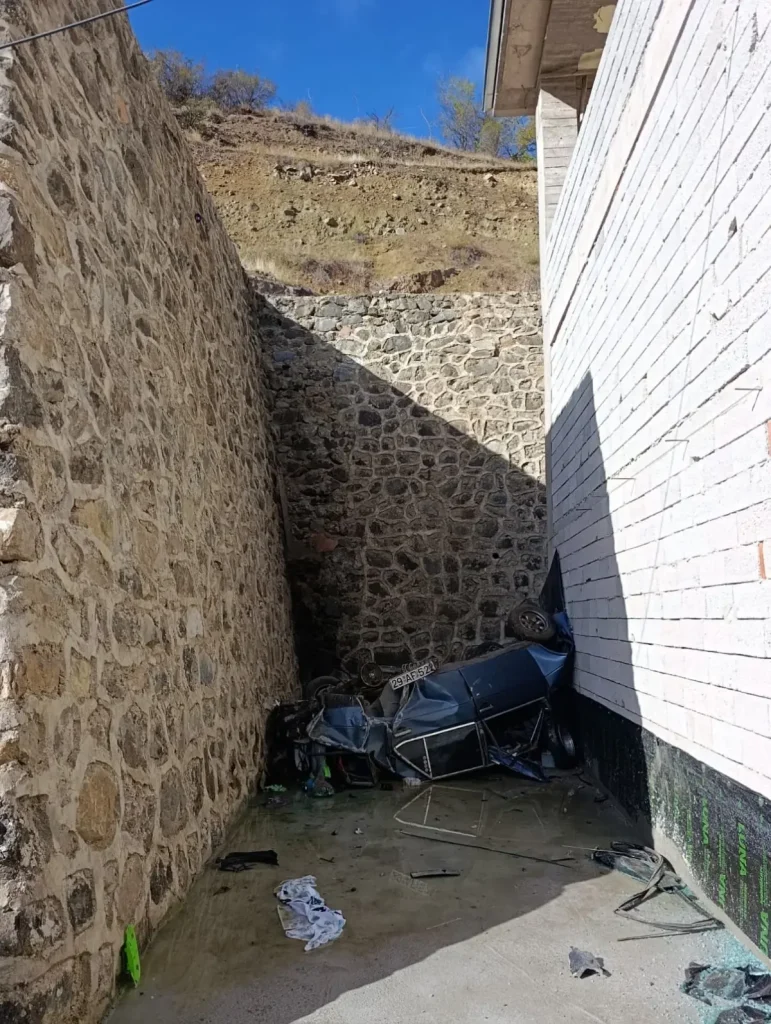Gümüşhane'de Otomobil Otoparka Düştü: Sürücü Yaralandı