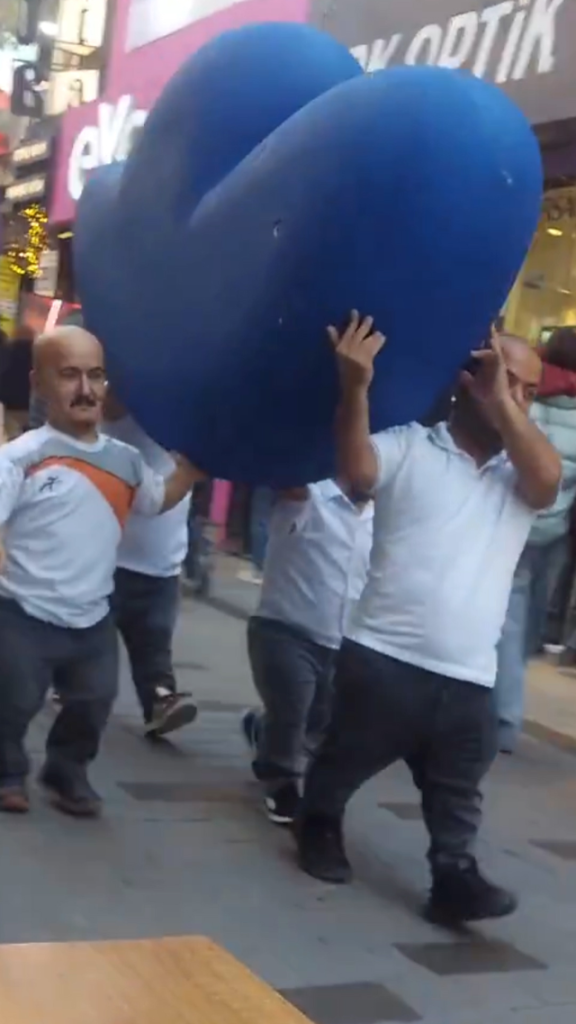 Kadıköy'de 'F' harfi taşıyan bir grup cüce görüldü