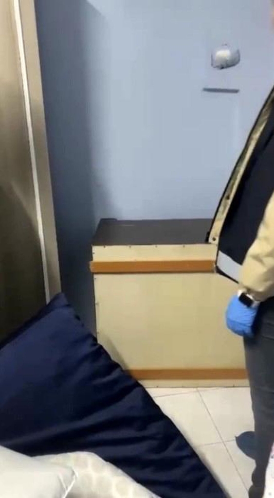 Dolapta yakalanan hırsızdan polislere: 