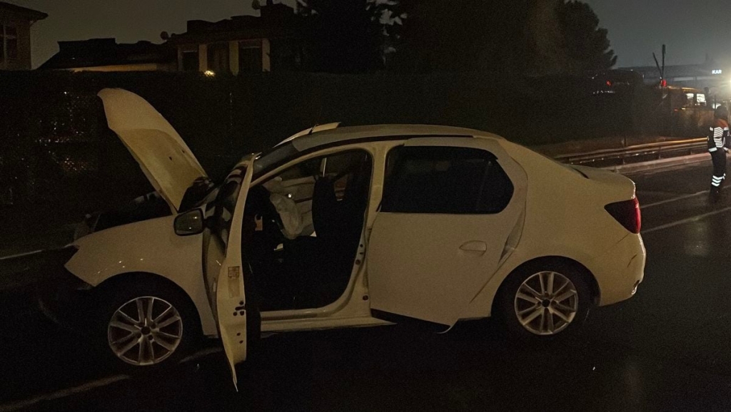 Eyüpsultan'da otomobil bariyerlere çarptı: 3 yaralı