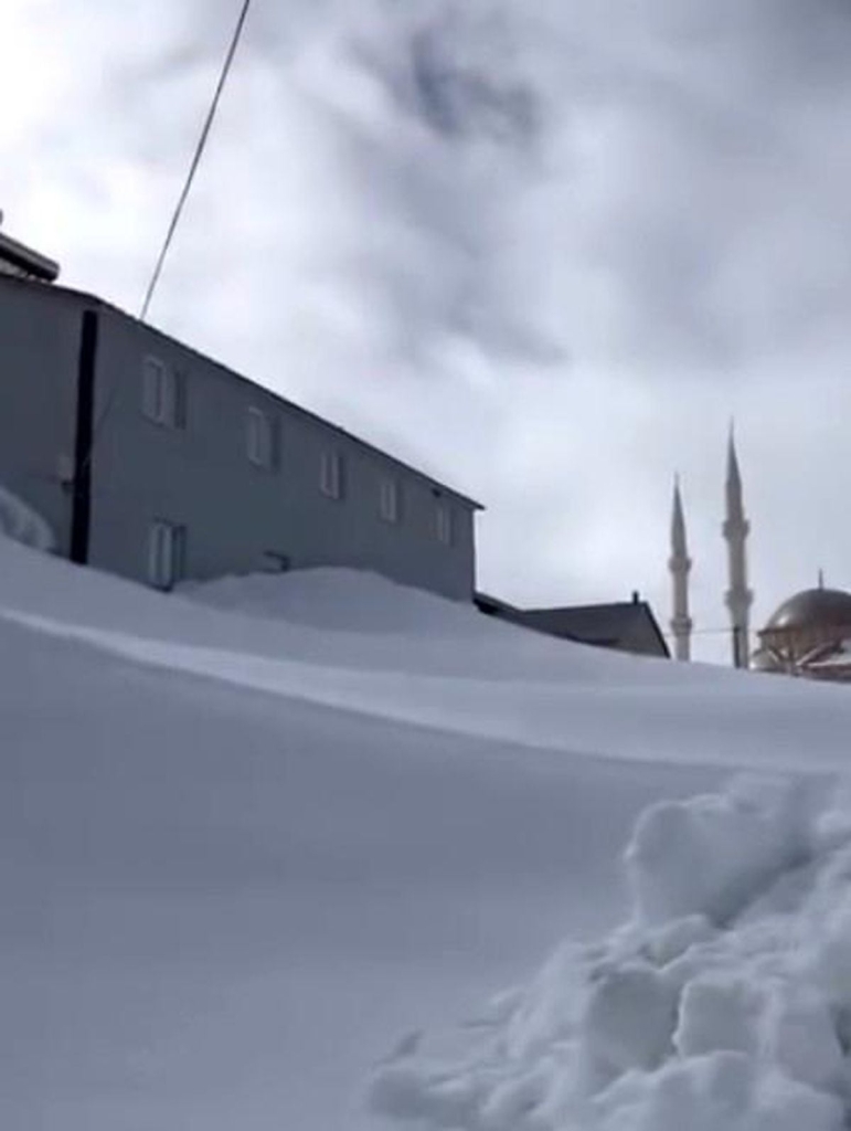 Gümüşhane'nin yaylalarında kar kalınlığı evlerin boyuna ulaştı