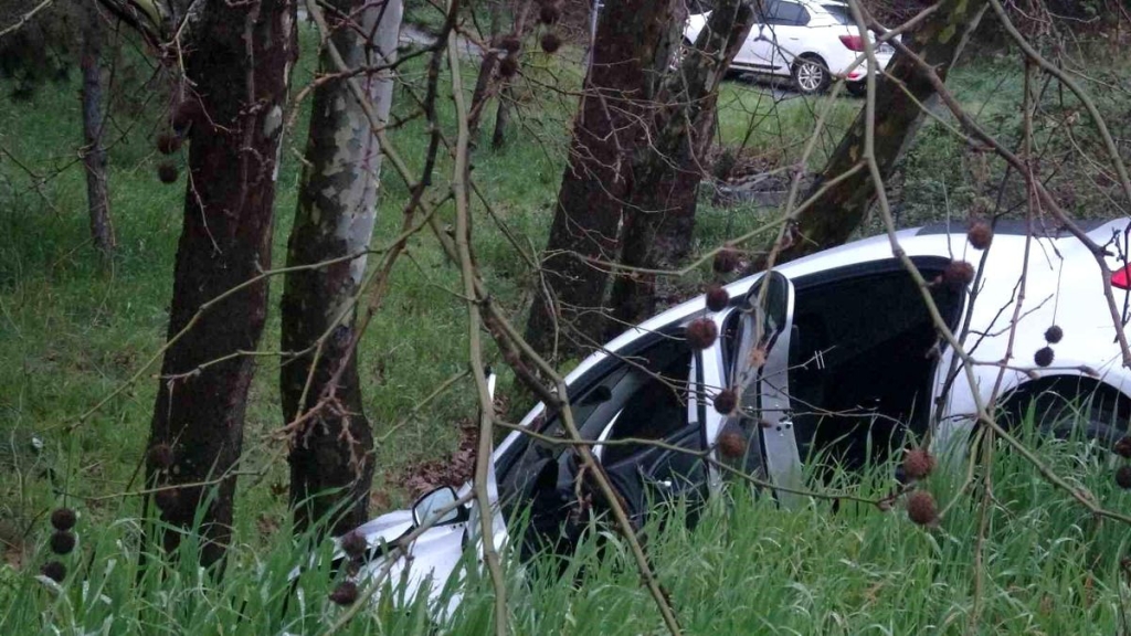 Pendik'te virajı alamayan sürücü ağaca çarptı