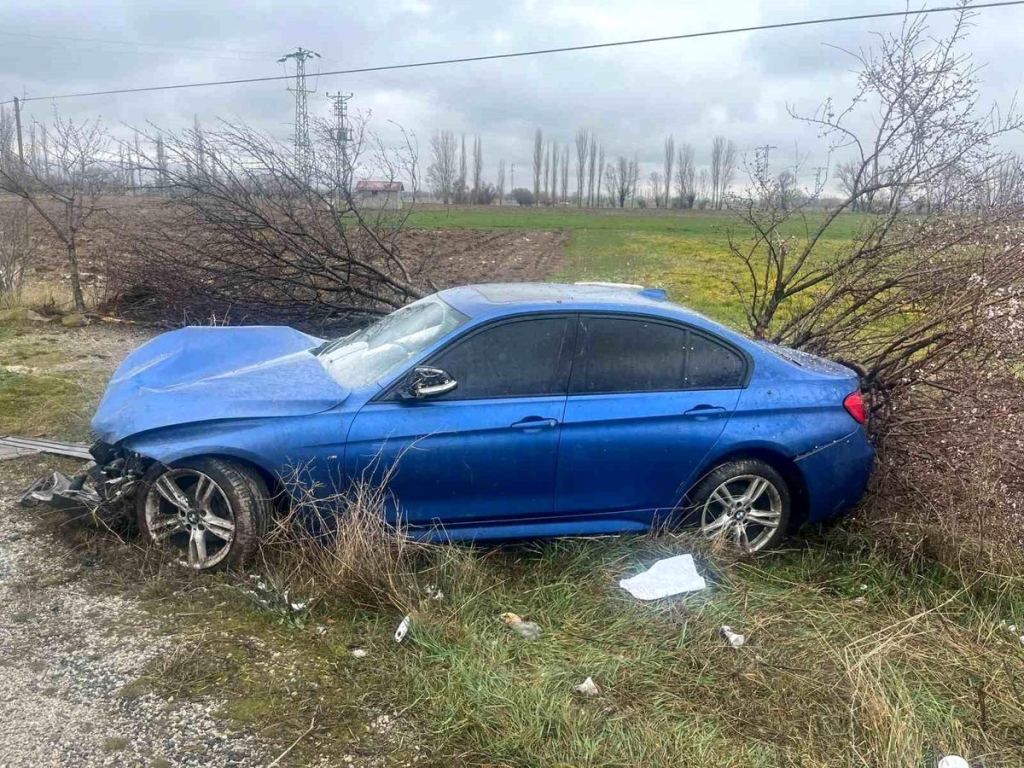 Şarampole giren otomobilde 3 kişi yaralandı
