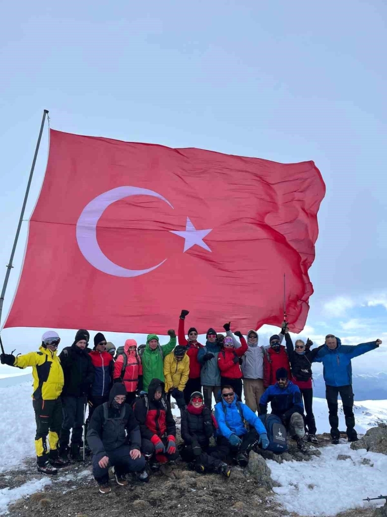 Trabzon'un en yüksek tepesindeki Türk bayrağı yenilendi