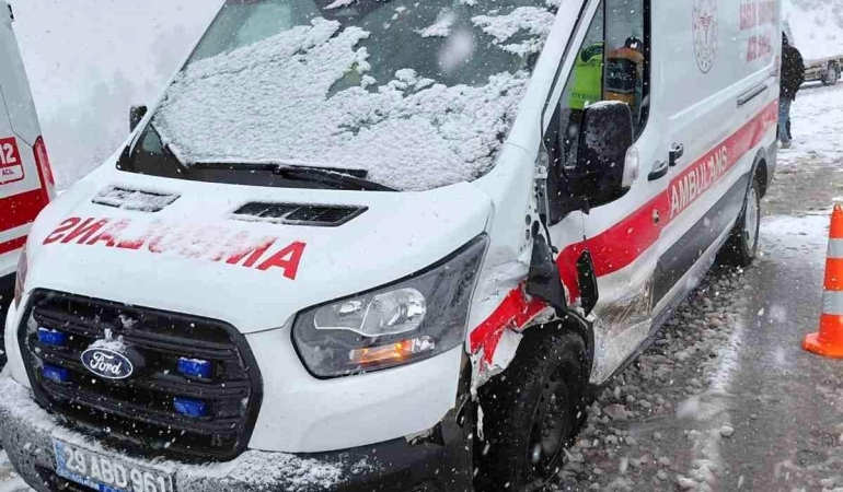Ambulans ile otomobil çarpıştı: 3 kişi yaralandı
