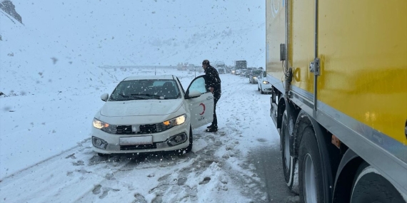 Erzincan'da yüksek kesimlerde etkili olan kar nedeniyle ulaşım güçlükle sağlanıyor