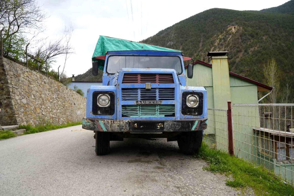 Evinin önünde odunluk olarak kullandığı kamyonu İstanbul'da ceza yedi