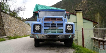 Evinin önünde odunluk olarak kullandığı kamyonu İstanbul'da ceza yedi