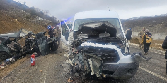 GÜMÜŞHANE'de Öğretmenleri Taşıyan Servis Minibüsü ile Otomobil Kafa Kafaya Çarpıştı: 1 Ölü, 9 Yaralı