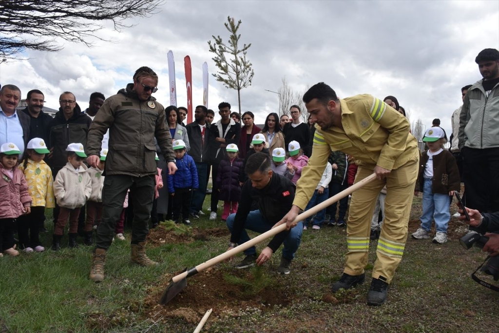 Gümüşhane'de fidanlar toprakla buluşturuldu - Haberler