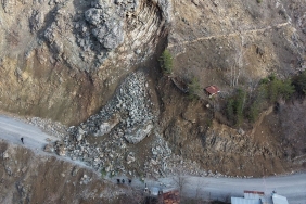 Gümüşhane'de grup köy yolu heyelan nedeniyle ulaşıma kapandı