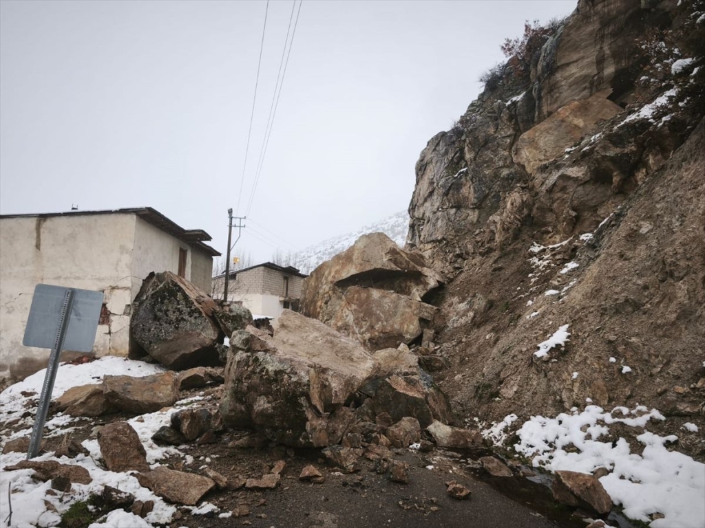 Gümüşhane'de heyelan nedeniyle 3 ev tedbir amacıyla boşaltıldı