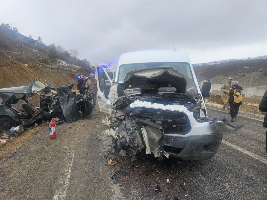 Gümüşhane'de servis minibüsüyle otomobilin çarpıştığı kazada 1 kişi öldü, 9 kişi yaralandı