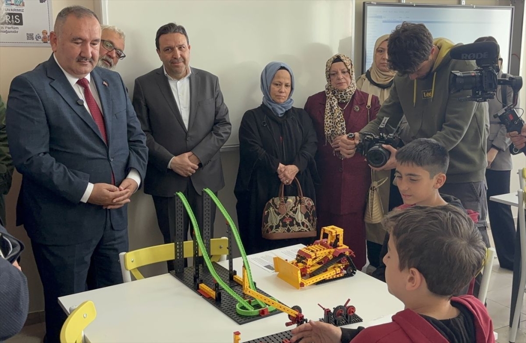 İstanbul'daki Tuba Şehitler İmam Hatip Ortaokulu'nda STEM Laboratuvarı açıldı