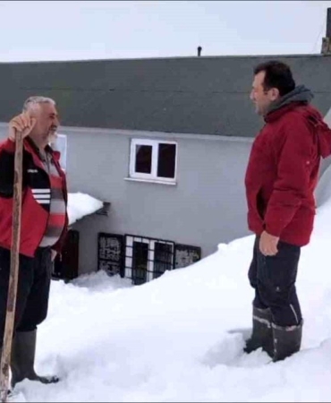 Torul'da kar altında ayı nöbeti