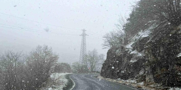 Zigana Dağı'nın yüksek kesimlerinde Nisan ayının ortasında lapa lapa kar süprizi