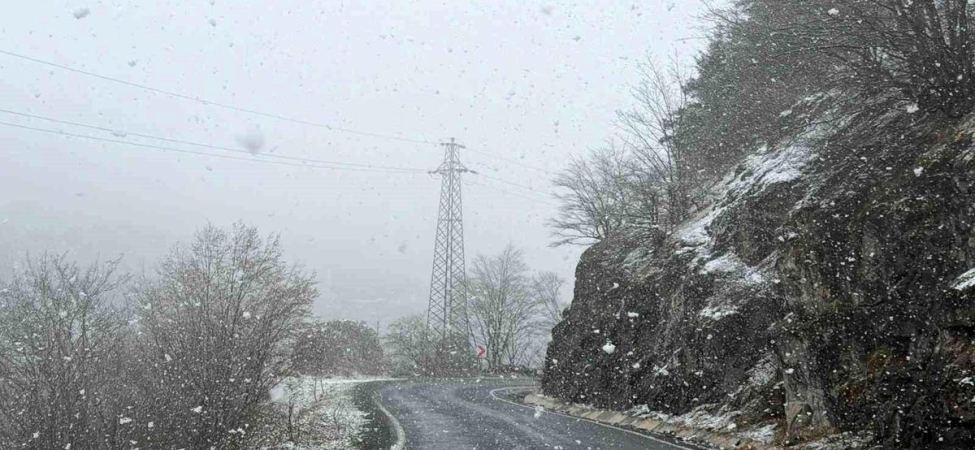 Zigana Dağı'nın yüksek kesimlerinde Nisan ayının ortasında lapa lapa kar süprizi