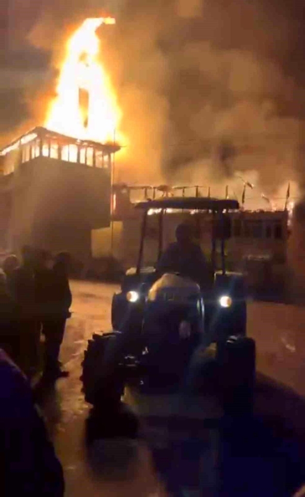 Amasra'da bir evde çıkan yangın köy konağına ve camiye sıçradı