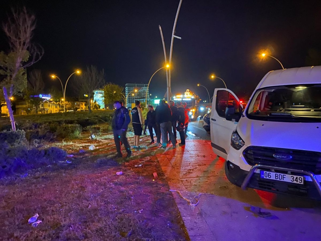 Ankara'da aydınlatma direğine çarpan motosiklet sürücüsü öldü
