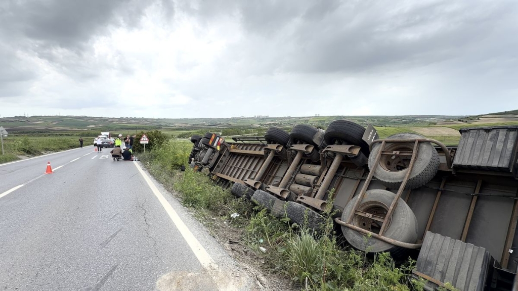 Arnavutköy'de ıslak mendil yüklü TIR tarlaya devrildi